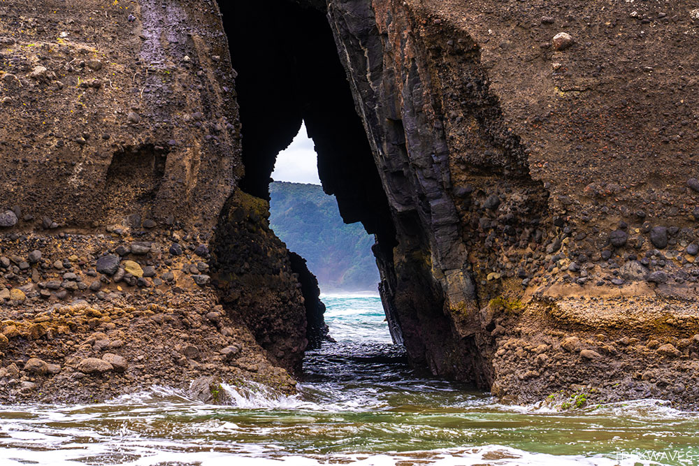 keyhole tunnel piha beach new zealand