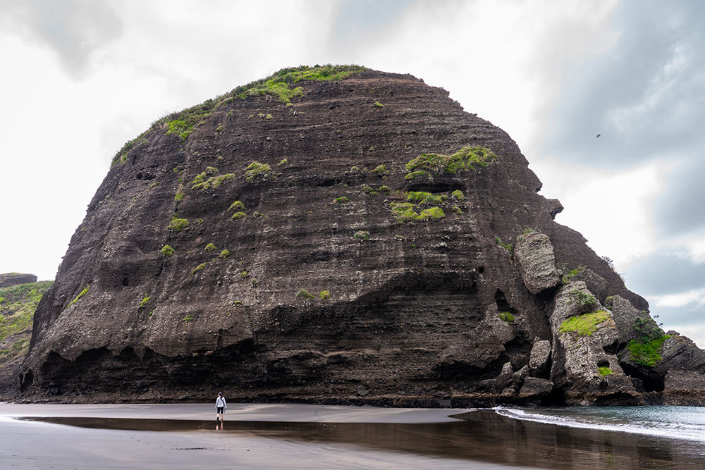taitomo rock piha beach new zealand